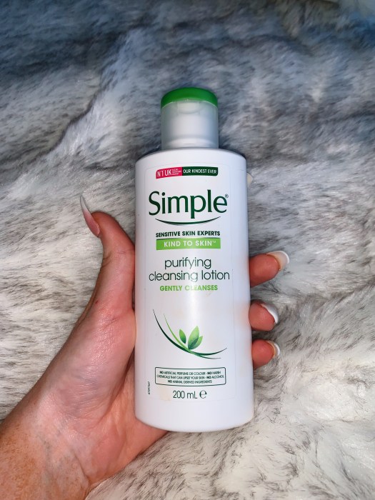 Image of moisturiing cleansing lotion